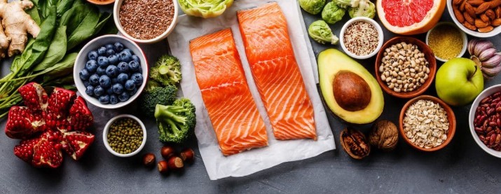 Persona con ojos sanos gracias a las vitaminas